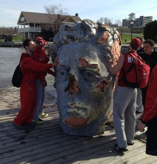 Illustration for article titled Crew Team Finds an Unexplained Giant Head in the Hudson River